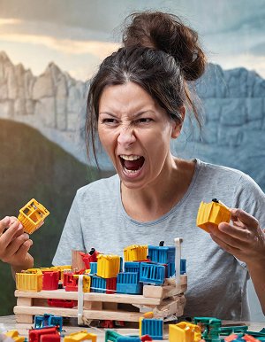 Eine Frau ist wütende über einen komplizierten Baukasten.