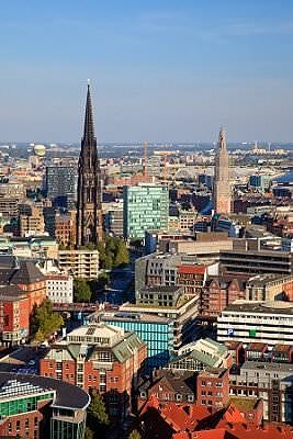 Erhöhte Stadtansicht von Hamburg mit vielen Häusern und Kirche.