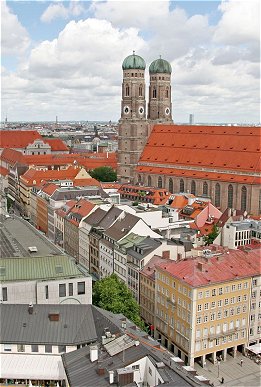 Frauenkirche in München umgeben von Wohnhäusern.