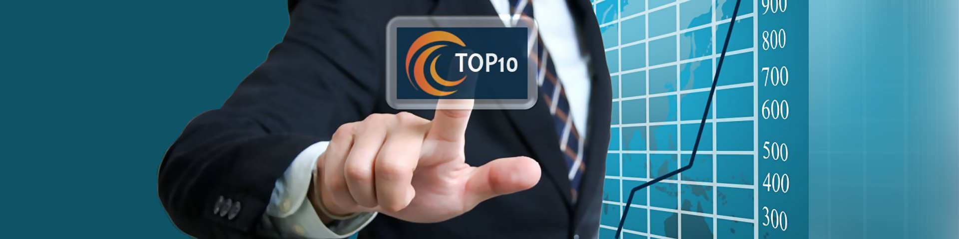 Ein Zeigefinger hält das Logo von Top10 Service und im Hintergrund ist eine ansteigende Kurve für Suchmaschinenoptimierung.