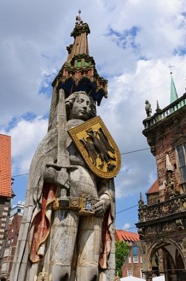Roland Statuen in Bremen bei bewölkem Wetter.