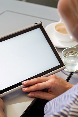 Person schaut auf ein Tablet seine Internet-Visitenkarte an.
