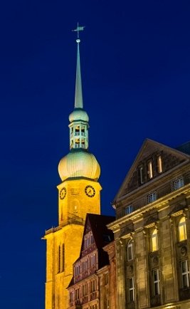 Alte Markt in Dortmund bei Nacht mit Ausschnitts eines Turms.