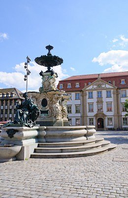 Paulibrunnen am Marktplatz in Erlangen.