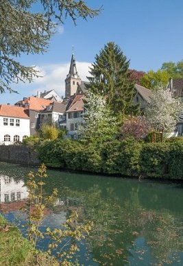 Romanischer Blick auf Essen - im Vordergrund ein Fluss.