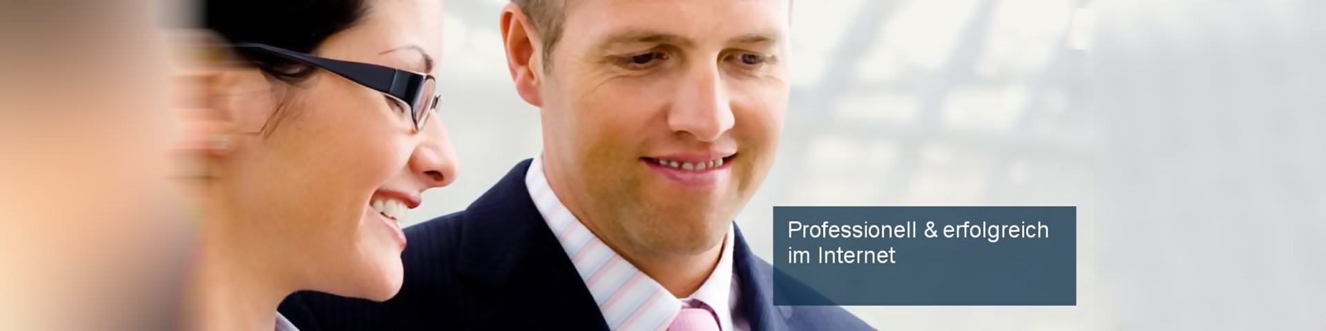 Eine Frau und ein Mann schauen auf eine Firmenhomepage.