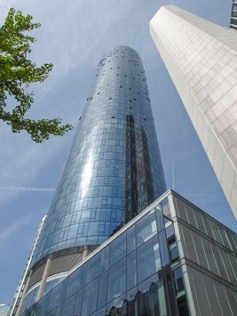 Ein Bankengebäude in Frankfurt bei schönem Wetter.