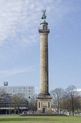 Waterloosäule in Hannover bei schönem Wetter.