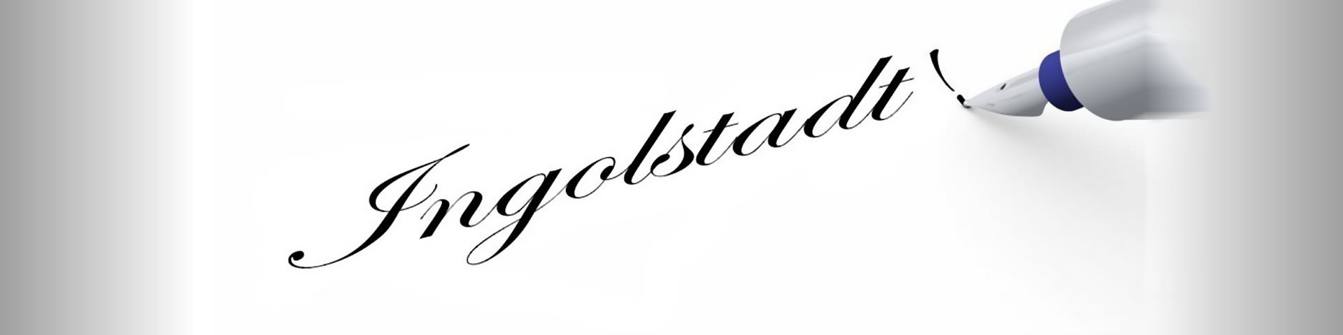 Eine Schreibfeder schreibt das Wort "Ingolstadt" auf einen weissen Hintergrund.
