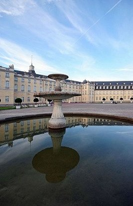 Schloss in Karlsruhe mit Springbrunnen.