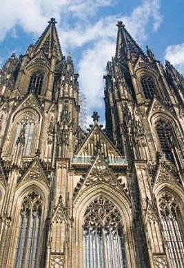 Nahaufnahme des Kölner Doms mit den zwei Türmen bei schönem Wetter.