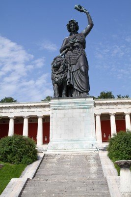 Die Bavaria Statue in München bei schönen Wetter. 