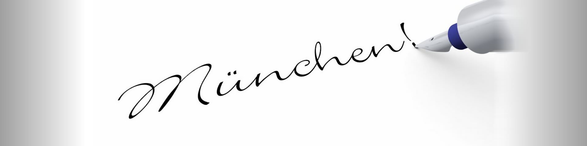 Auf einen Hintergrund wird das Wort "München" geschrieben.