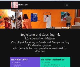 Atelier mit Malutensilien, Person malt großflächig an der Wand, Darstellung von expressivem Gruppenmalen.