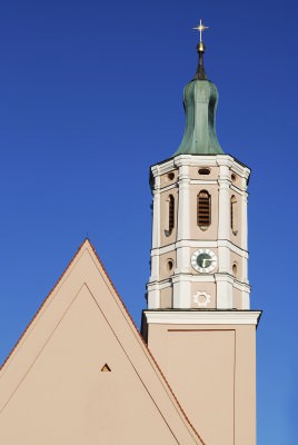 Stadtpfarrkirche in Schrobenhausen an einem sonnigen Tag.