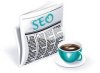 Zeitung mit Überschrift SEO und eine volle Kaffeetasse.