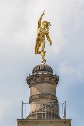 Merkursäule in Stuttgart - Nahaufnahme der Statue von Merkur.
