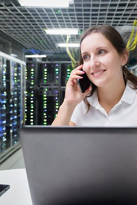 Eine SEO-Mitarbeiterin telefoniert im Rechenzentrum