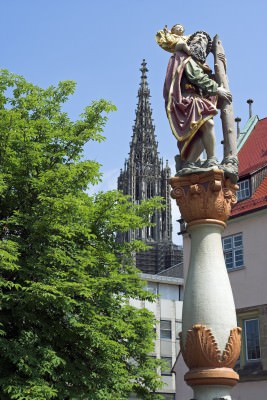 Statue von St Christopher in Ulm und im Hintergrund der Ulmer Dom.