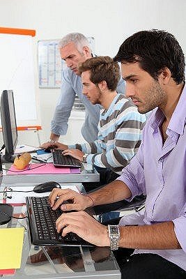 Eine Gruppe Programmierer arbeiten an einer Webseite.
