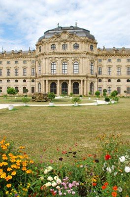 Residenz in Würzburg mit grüner Parkanlage.