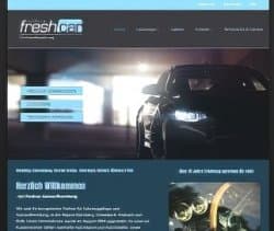 Startseite der FreshCar Autopflege-Website mit schwarzem Auto und modernen Design-Elementen, Menü und Willkommenstext.